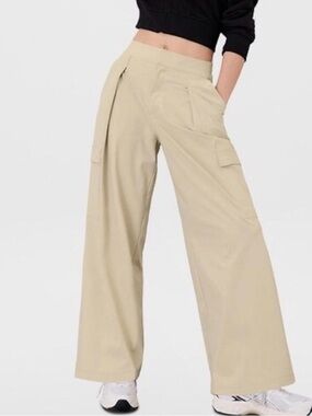 Athleta Pinnacle Cargo Wide Leg Pant Beige Size 4 Petite